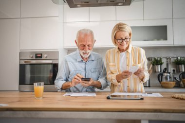 Kıdemli adamın daha az ödemesi ve olgun bir kadının faturayı okuması gerekiyor.