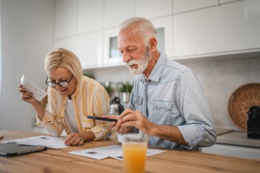 Kıdemli adamın daha az ödemesi ve olgun bir kadının faturayı okuması gerekiyor.