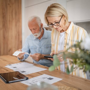 Olgun kadınlar daha az ödemeyle temas kurar ve kıdemli adam faturayı okur.