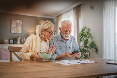 Yaşlı adam daha az para alıyor ve olgun kadın ona yardım ediyor.