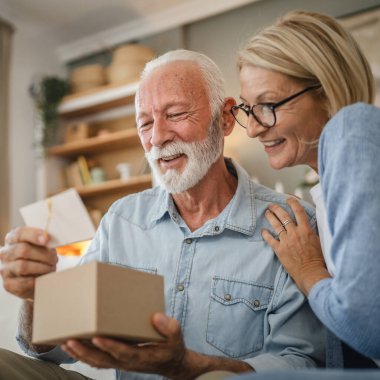 Yaşlı koca, olgun eşinden hediye olarak gelen tebrik kartını okudu.