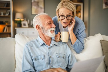 Kıdemli adam mektubunu okudu. Arkasında olgun kadınlar vardı.