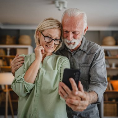 Üst düzey çiftler evde cep telefonu kullanırlar.
