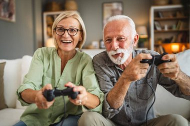 Son sınıf karı koca kanepede oturup oyun oynuyorlar evde.