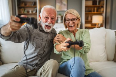 Son sınıf karı koca kanepede oturup oyun oynuyorlar evde.