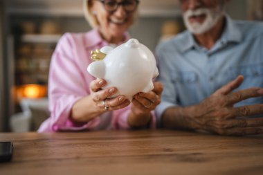 Üst düzey çiftin ellerini kumbaranın içine sokup paralarını alın.