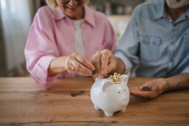 Üst düzey çiftin ellerini kumbaranın içine sokup paralarını alın.