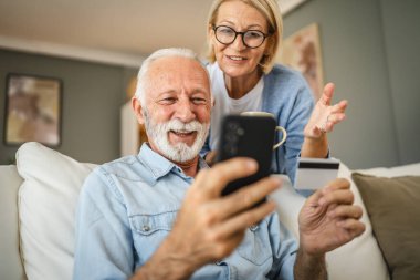 Üst düzey çift karı koca evde cep telefonundan online Whit kredi kartı alıyorlar.