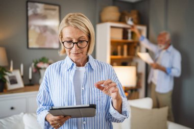 Üst düzey çiftler güvenlik kameralarını kurup bir araya getirirler.