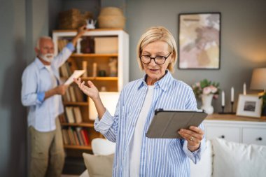 Üst düzey çiftler güvenlik kameralarını kurup bir araya getirirler.