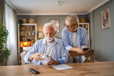 Üst düzey çiftler, güvenlik kameralarını ayarlayın.