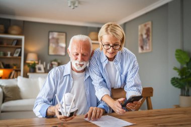 Üst düzey çiftler, güvenlik kameralarını ayarlayın.