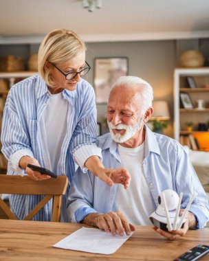 Üst düzey çiftler, güvenlik kameralarını ayarlayın.