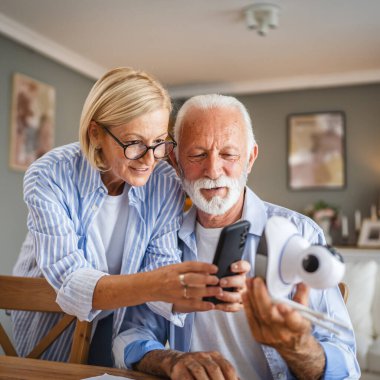 Üst düzey çiftler güvenlik kameralarını bağlar ve tarar.