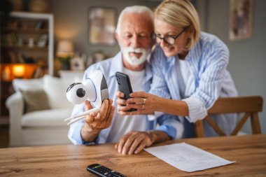 Üst düzey çiftler güvenlik kameralarını bağlar ve tarar.
