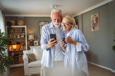 Üst düzey karı koca sabahları cep telefonlarını birlikte kullanıyorlar.
