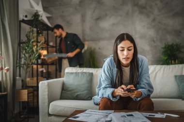 Yetişkin genç bir bayanın cep telefonundan yapılan ödemesiz arama faturası var.