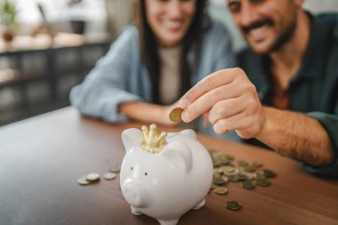 Yetişkin çift evdeki kumbarada para biriktiriyor.