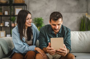 Kız arkadaşı doğum günü hediyesi olarak erkek arkadaşına sürpriz yaptı.