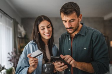 Evde kredi kartıyla cep telefonundan satın alınan çiftin portresi