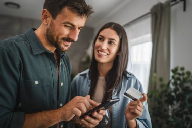 Evde kredi kartıyla cep telefonundan satın alınan çiftin portresi