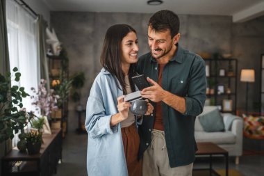 Evde kredi kartıyla cep telefonundan satın alınan çiftin portresi