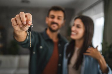 Yeni evlerinin anahtarı çiftlerin ellerinin altında.