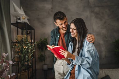 Yetişkin çift, erkek arkadaş ve kız arkadaş kitap okuyor, birlikte öğreniyorlar.