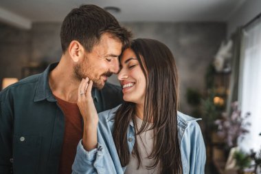 İki sevgili yakınlaşır, gülümser ve evde sarılırız.