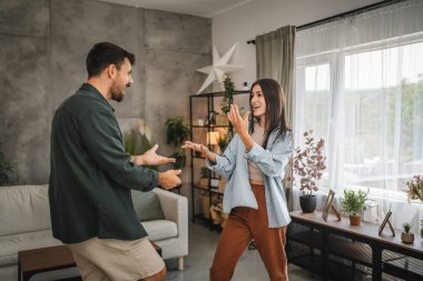 Yetişkin, neşeli çift evde sevgili dansı yapıyor.