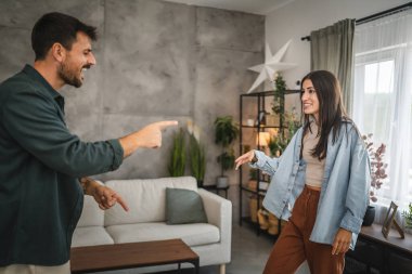 Yetişkin, neşeli çift evde sevgili dansı yapıyor.
