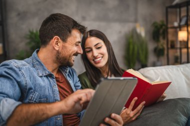 Sıradan bir çift kitap ve tabletle evde boş vakit geçirir.