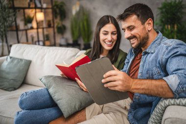 Sıradan bir çift kitap ve tabletle evde boş vakit geçirir.