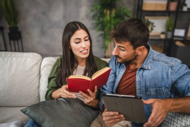 Sıradan bir çift kitap ve tabletle evde boş vakit geçirir.