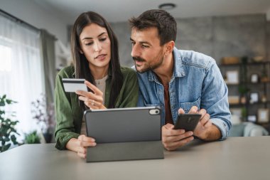 Sevgilisi kredi kartını tutarken, erkek arkadaşı cep telefonundan satın alıyor.