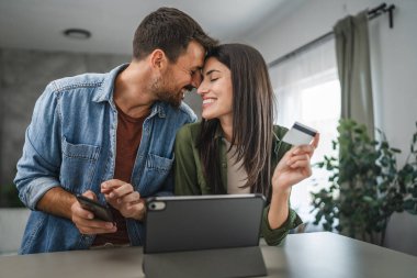 Sevgilisi kredi kartını tutarken, erkek arkadaşı cep telefonundan satın alıyor.