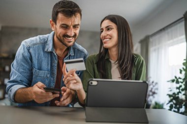 Sevgilisi kredi kartını tutarken, erkek arkadaşı cep telefonundan satın alıyor.