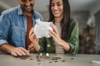 Yetişkin çift evdeki kumbarada para biriktiriyor.