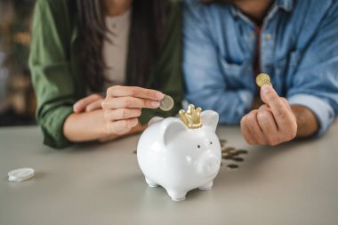 Ellerinizi kapayın ve evdeki kumbaranın üstüne koyun.