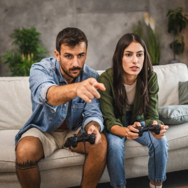 Odaklanmış yetişkin çift joystick 'te video oyunları oynamada yarışıyor