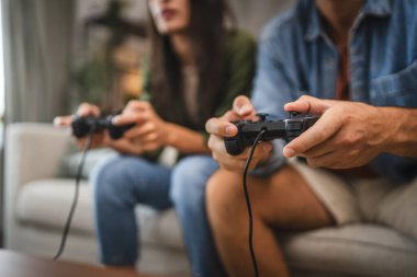 Birkaç el yaklaş, joystick 'i tut.