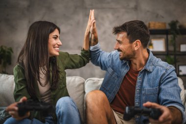 Başarılı bir video oyunu yarışmasından sonra yetişkin çiftler beşliği.