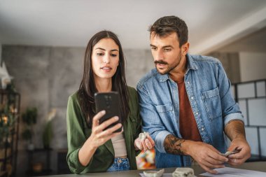 Çift cep telefonundan kil heykel ve çömlek yapmayı öğreniyor.