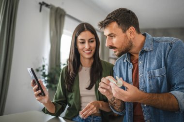 Çift cep telefonundan kil heykel ve çömlek yapmayı öğreniyor.