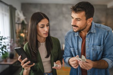 Çift cep telefonundan kil heykel ve çömlek yapmayı öğreniyor.