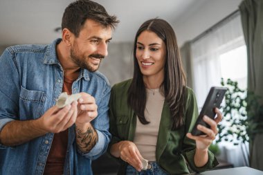 Çift cep telefonundan kil heykel ve çömlek yapmayı öğreniyor.