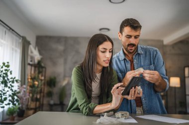 Çift cep telefonundan kil heykel ve çömlek yapmayı öğreniyor.