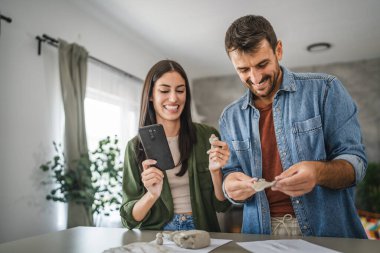 Çift cep telefonundan kil heykel ve çömlek yapmayı öğreniyor.