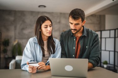 Yetişkin çiftler evlerinde kredi kartıyla internetten alıyorlar.