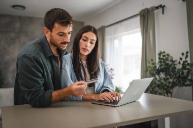 Yetişkin çiftler evlerinde kredi kartıyla internetten alıyorlar.